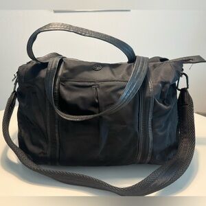 Lululemon Everywhere Bag 23L in Black